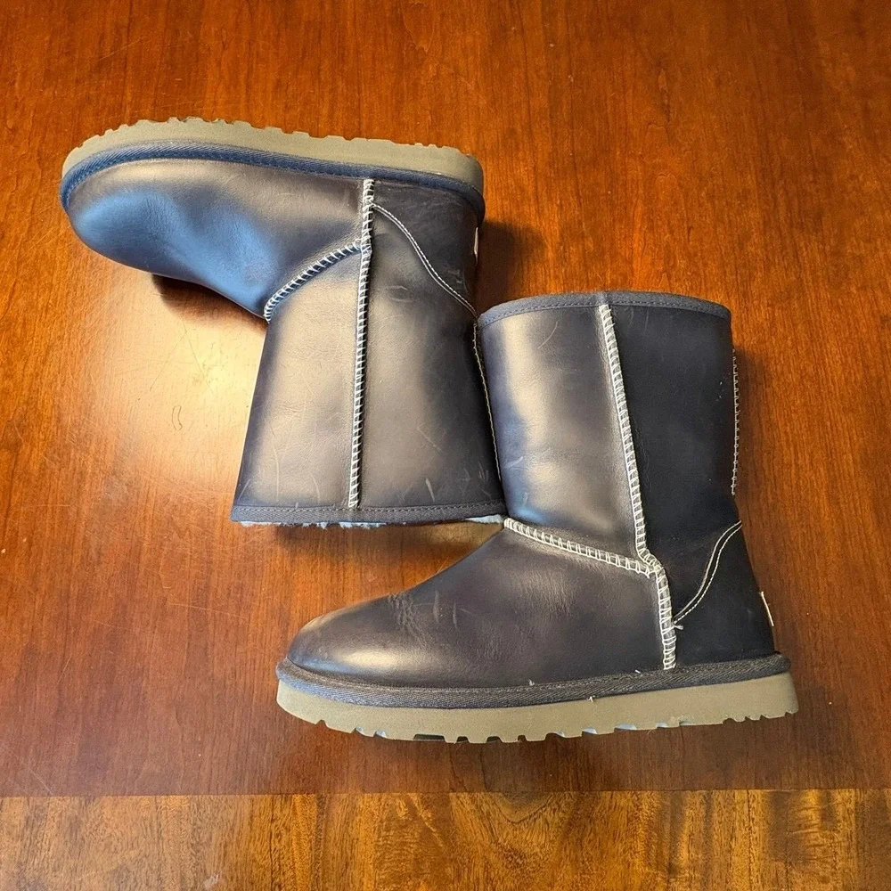 UGG Classic Short II Navy Sheepskin Boots Women's Size 8